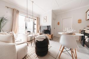 a living room with a couch and a table at Casa de Lior!- Luxury apartment in Sandton