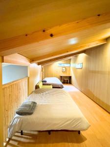 a bedroom with a large bed in a room at Relaxing箱根彫刻の森ーサウナ付き一棟貸しの宿 in Hakone