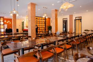 eine Reihe von Tischen und Stühlen in einem Restaurant in der Unterkunft Lynntimes Thanh Thủy Wellness Hotel & Resort in La Phu