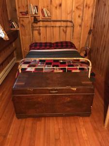 - un lit installé au-dessus du parquet dans l'établissement Rustic Cabin Retreat on the Ten Mile River in Narrowsburg, New York, à Lava
