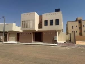 a building on the side of a street at دادن 1 - Dadan 1 in Al-ʿUla