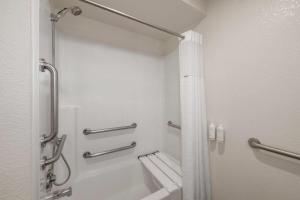 Un baño con ducha con cortina de ducha. en Super 8 by Wyndham Fort Bragg, en Fort Bragg 94 fotos más