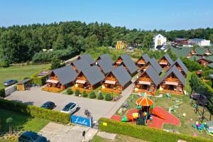 eine Luftaufnahme eines Resorts mit einem Spielplatz in der Unterkunft Domki LIDO Wicie in Vitte