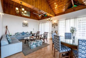 Posezení v ubytování Samprati 3BR Villa with Balconies, Homecook & Pet Stay