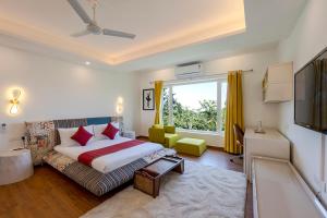Postel nebo postele na pokoji v ubytování Samprati 3BR Villa with Balconies, Homecook & Pet Stay