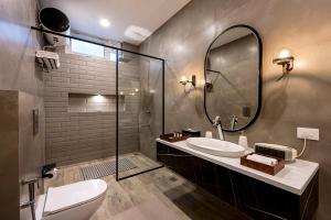 Koupelna v ubytování Samprati 3BR Villa with Balconies, Homecook & Pet Stay