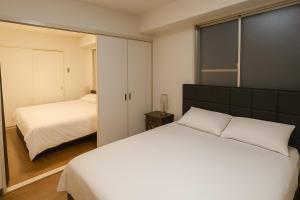 Ένα ή περισσότερα κρεβάτια σε δωμάτιο στο r311 Spacious Apartment near Dotonbori Namba Walk to Nipponbashi