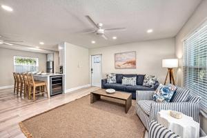 een woonkamer met een bank en een tafel bij Honeysuckle - L in Siesta Key