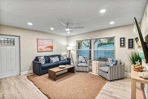 een woonkamer met een blauwe bank en stoelen bij Honeysuckle - L in Siesta Key