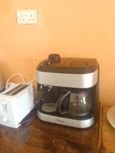 Příslušenství pro přípravu čaje a kávy v ubytování Kakamega Forest Glamping Cabin