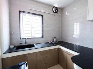 Η κουζίνα ή μικρή κουζίνα στο Sree Home Stay and Service Apartment