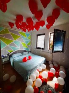a bedroom with red and white balloons hanging from the ceiling at Jednosoban stan centar Ela in Pirot