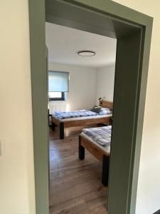 Ένα ή περισσότερα κρεβάτια σε δωμάτιο στο Apartman nad Metují +6 φωτογραφίες