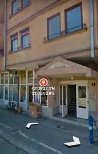 a building with a sign in front of it at Jednosoban stan centar Ela in Pirot