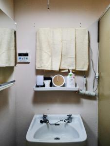 a bathroom with a sink and a window and towels at Ito - Cottage - Vacation STAY 19055 in Ito