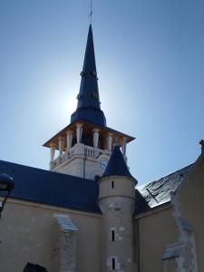 een kerk met een toren op een gebouw bij L'Estran qu'Île - Proche plages in LʼÎle-dʼOlonne