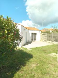 een wit huis met een hek en een tuin bij L'Estran qu'Île - Proche plages in LʼÎle-dʼOlonne
