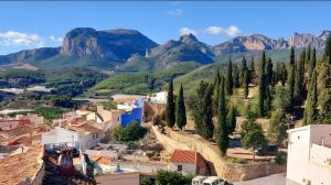 Cảnh núi rừng hoặc tầm nhìn ra núi từ nhà nghỉ dưỡng