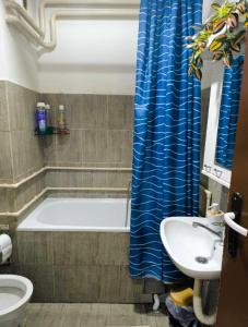 a bathroom with a tub and a toilet and a sink at Jednosoban stan centar Ela in Pirot