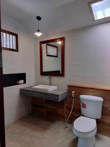 Koupelna v ubytování D.R. Lanta Bay Resort + 77 fotografií