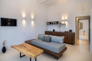 TV a/nebo společenská místnost v ubytování Santo Blue Santorini Caldera View Luxury Houses + 39 fotografií