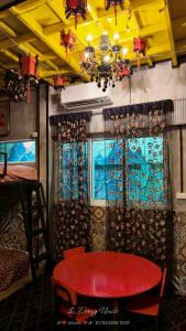 een kamer met een rode tafel en een raam bij โรงแรม เลิฟ บีเคเค in Amphoe Phra Khanong +65 foto's