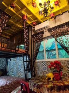 een kamer met een tafel en een raam in een bus bij โรงแรม เลิฟ บีเคเค in Amphoe Phra Khanong