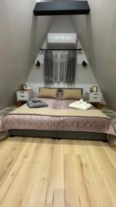 Postel nebo postele na pokoji v ubytování Tiszaparti Meseház