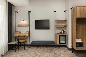 エスキシェヒルにあるSmart By Pointのテレビ、椅子、デスクが備わる客室です。