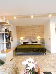 ein Schlafzimmer mit einem großen Bett in einem Zimmer in der Unterkunft Bergherz Berchtesgaden in Berchtesgaden