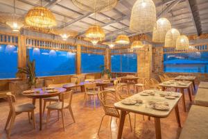 Un restaurant sau alt loc unde se poate mânca la Over The World