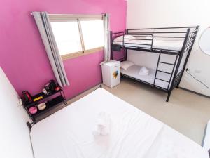 a small room with two bunk beds and a window at כפר הצוללים in Eilat