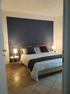 a bedroom with a large bed with a black wall at un balcone sul lago in Omegna