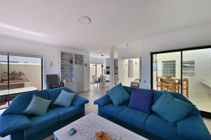 Χώρος καθιστικού στο Spacious Family Home with Ocean Views in Blouberg
