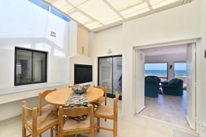 Μια τηλεόραση ή/και κέντρο ψυχαγωγίας στο Spacious Family Home with Ocean Views in Blouberg +14 φωτογραφίες