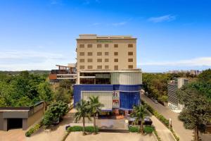 an overhead view of a building with palm trees at Lemon Tree Hotel, Ranchi in Rānchī