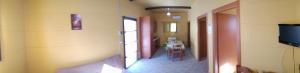 een kamer met een hal met een televisie en een kamer met een tafel bij camping Venere in Granelli
