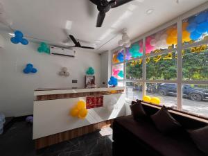 インドールにあるHotel Veronicaの壁に風船が飾られた大きな窓のある部屋