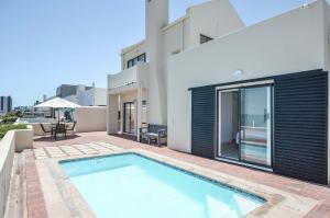 Πισίνα στο ή κοντά στο Spacious Family Home with Ocean Views in Blouberg