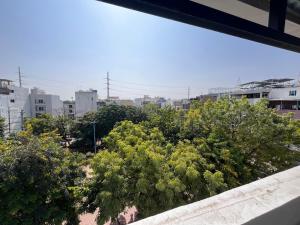 インドールにあるHotel Veronicaのバルコニーから木々や建物の景色を望めます。