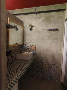 een badkamer met een wastafel en een spiegel bij โรงแรม เลิฟ บีเคเค in Amphoe Phra Khanong