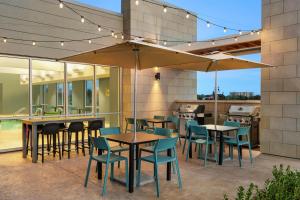 Bazén v ubytování Home2 Suites By Hilton Denton nebo v jeho okolí