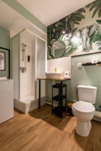 a bathroom with a toilet and a sink at L'éléhouse Studio Terrasse à RIOM in Riom +21 photos