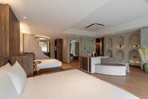 ein Hotelzimmer mit Bett und Schreibtisch in der Unterkunft The Cara Hotel in Kota Kinabalu