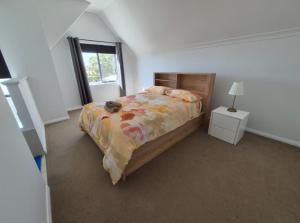 una camera da letto con un letto e una finestra di Serenity by the Sea a Mandurah Altre 21 foto