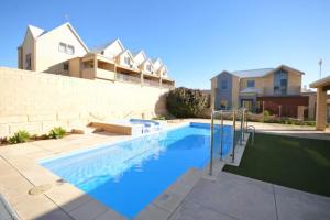 una piscina davanti a una casa di Serenity by the Sea a Mandurah