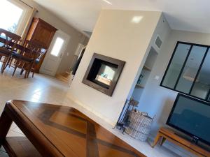 Villiers-le-MorhierにあるQuite Houseのリビングルーム(薄型テレビ、テーブル付)