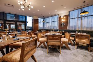 Posezení v ubytování The Hotel Rambler Montgomery, Tapestry Collection By Hilton