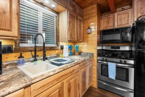 Η κουζίνα ή μικρή κουζίνα στο Bear Pause Retreat - Great Location in Big Bear