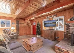 Μια τηλεόραση ή/και κέντρο ψυχαγωγίας στο Bear Pause Retreat - Great Location in Big Bear